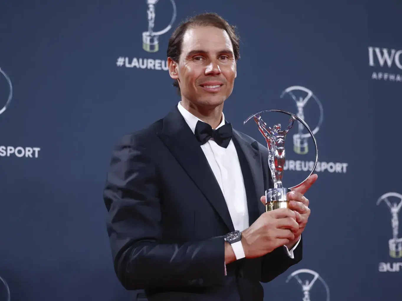 Rafael Nadal posa con su galardón "icono del deporte" durante la ceremonia de entrega de los Premios Laureus en Madrid. EFE/ Daniel González.