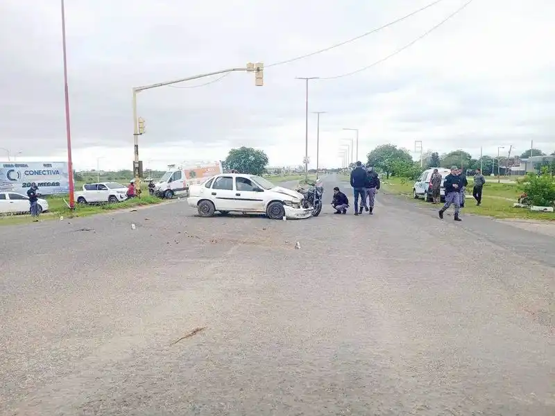 Colisión entre una moto y un automóvil dejó una víctima fatal