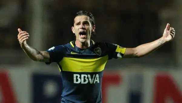 ¿Se va otro peso pesado? Milan viene a la carga por Gago
