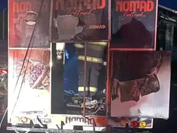Incendio en un food truck con el sereno adentro: hallaron botella con combustible y creen que fue intencional