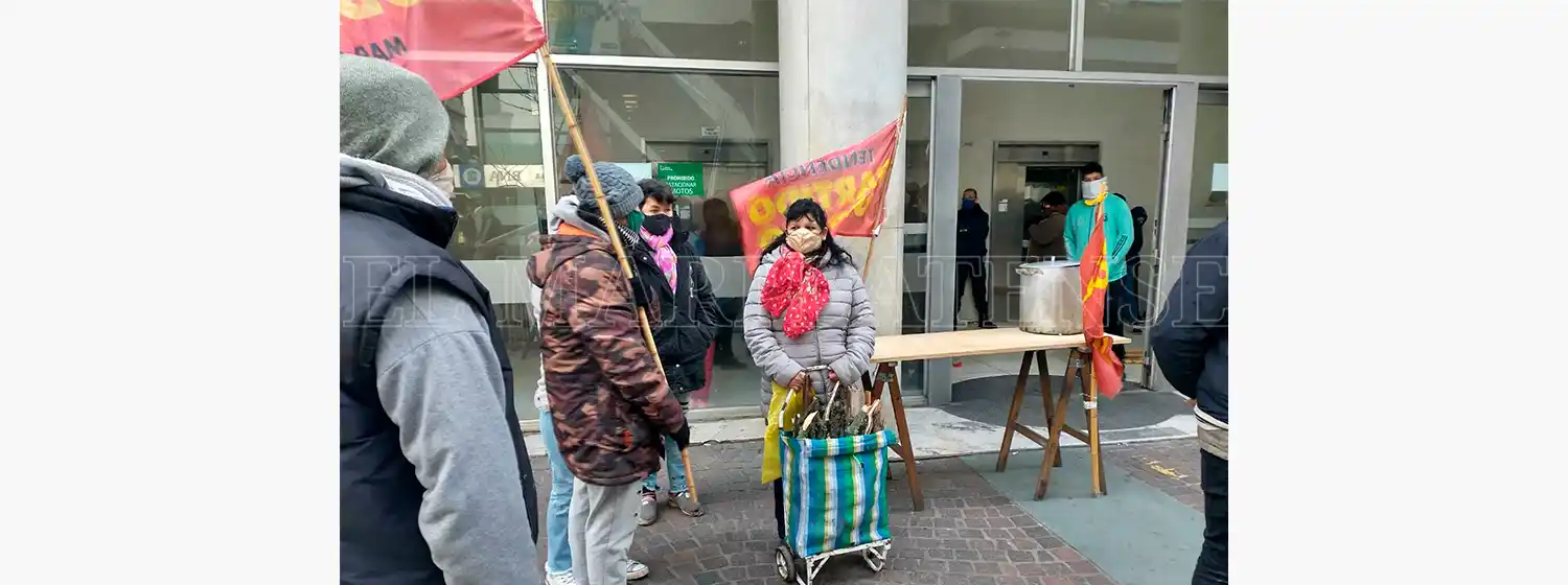 Olla popular y piquete en pleno microcentro de Mar del Plata