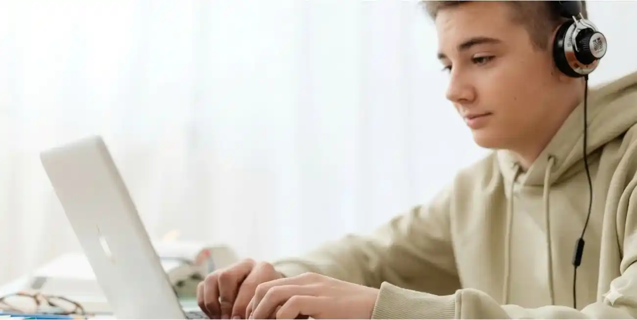 Los adolescentes tienen compañía permanente, disponible, que nunca los juzga y nunca tiene un mal día.