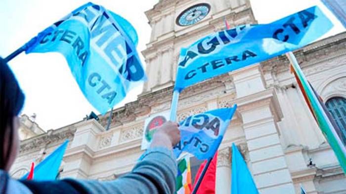 El Gobierno convocó a docentes  y estatales para abordar  la situación salarial