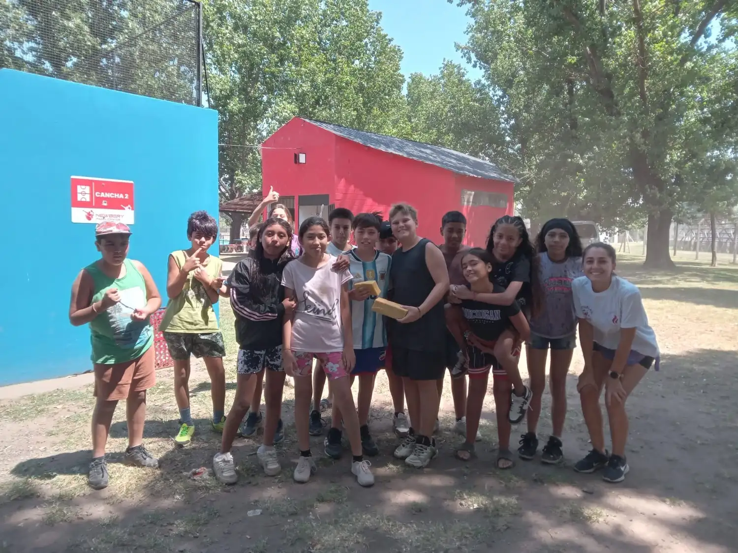 Los niños disfrutan de las actividades diarias en la colonia.
