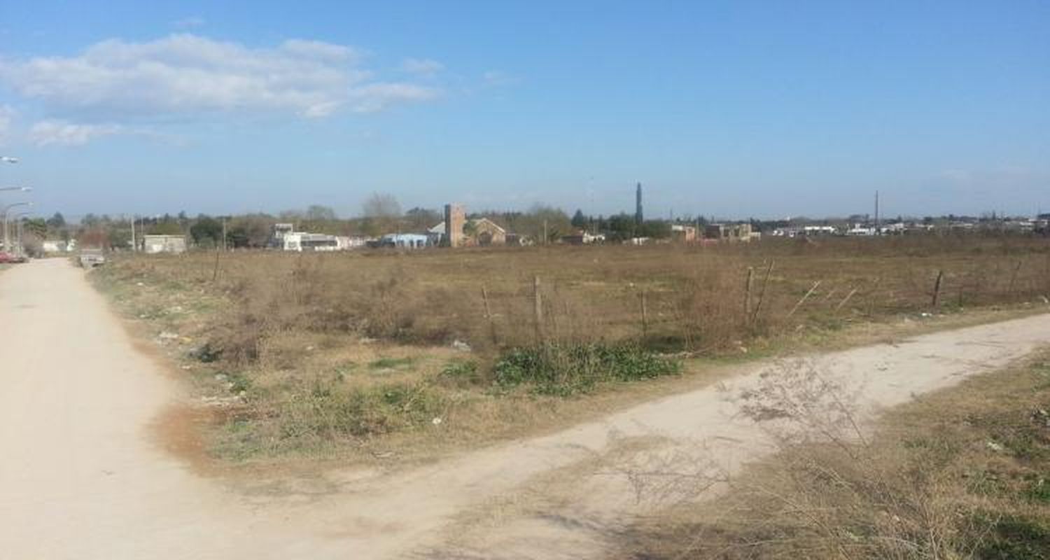 A diez días de las elecciones, De Vido asignó 32 millones para 88 viviendas en el barrio Depietri