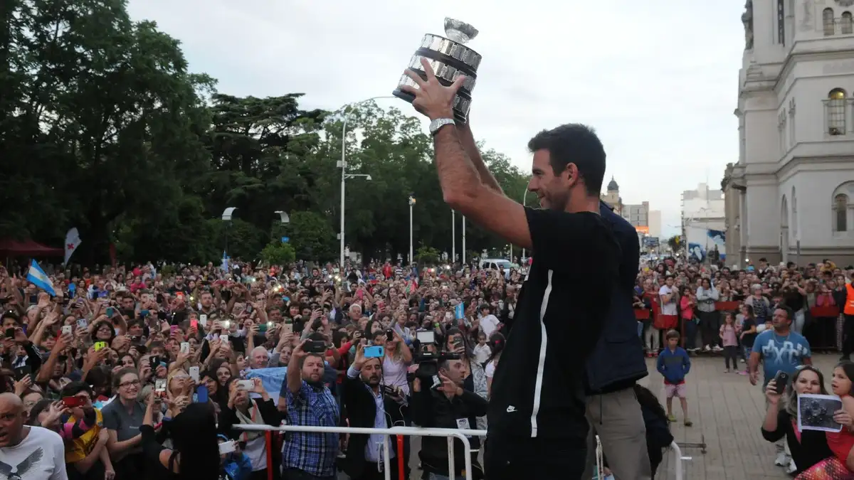 Juan Martín del Potro exhibe la réplica de la Copa Davis en Tandil.