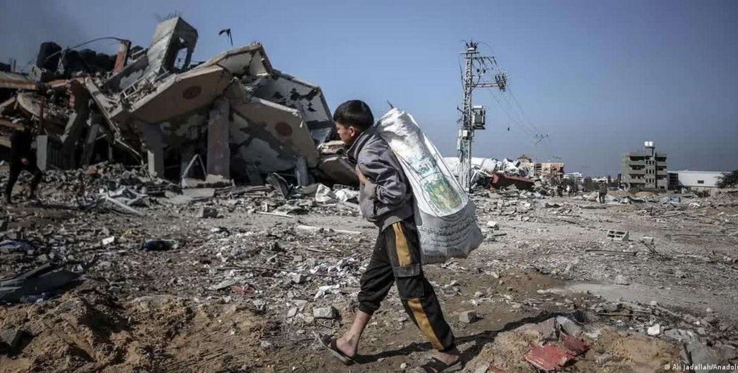 Un niño palestino camina por el campo de refugiados de Al Maghazi, en la Franja de Gaza.