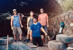 Los discípulos de “El guerrero de la Basura” llevan la bandera de la construcción pasiva y autosuficiente