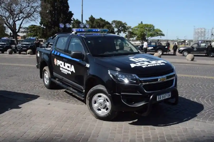 Fueron a un bar, comieron, bebieron y se fueron sin pagar: terminaron detenidos
