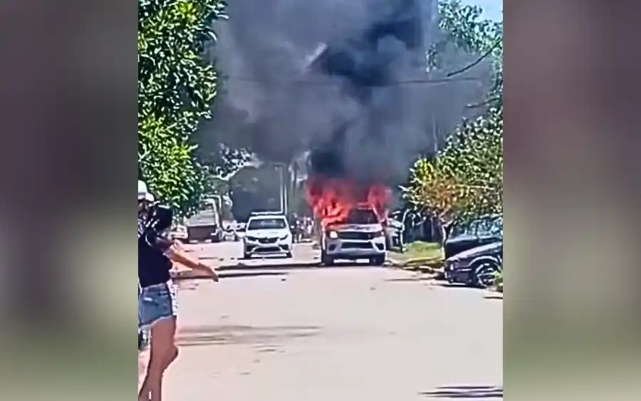 Móvil policial incendiado (Captura video)