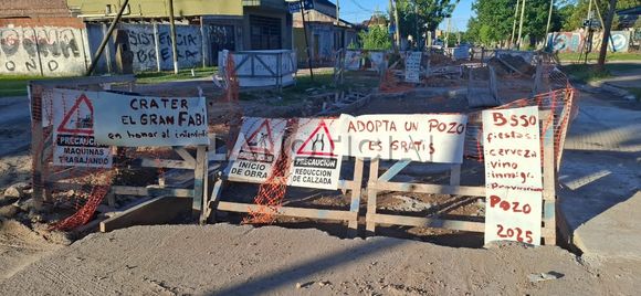 Berisso: cansados de los pozos, los vecinos colocaron creativos carteles en forma de protesta