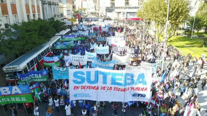 Docentes de todo el país marcharon a Plaza de Mayo en reclamo por paritarias