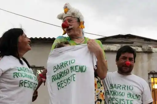 Patch Adams visitó la villa Rodrigo Bueno y llamó a la "revolución del amor"