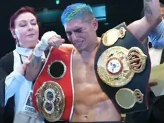 Fernando Martínez derrotó a Kazuto Ioka por decisión unánime y retuvo el título Mundial supermosca de la AMB