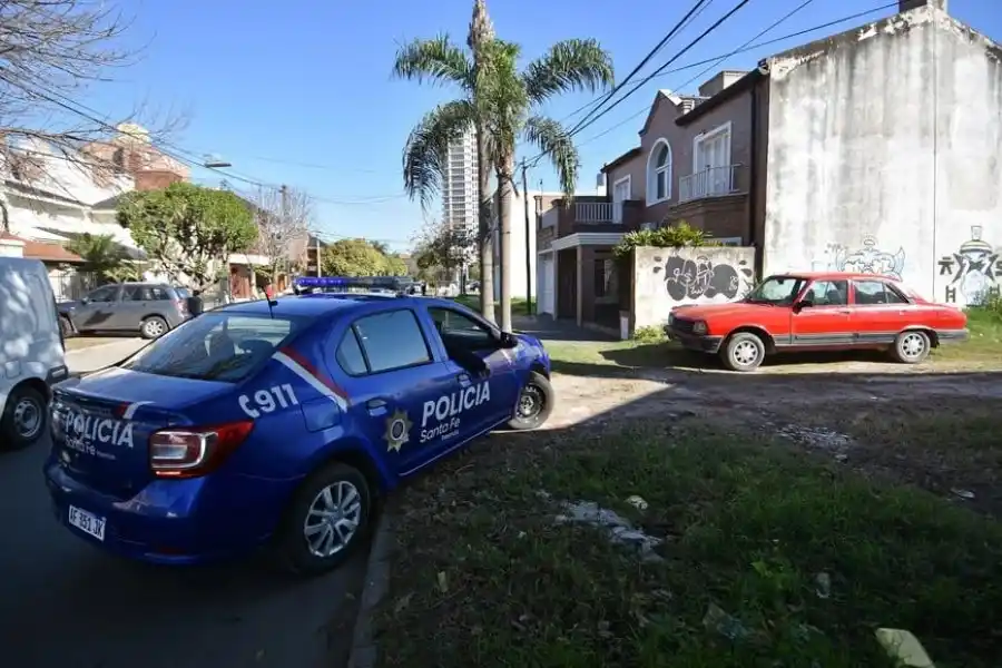 Investigan la muerte de un cuidacoche que fue hallado en un  terreno baldío de la ciudad de Santa Fe