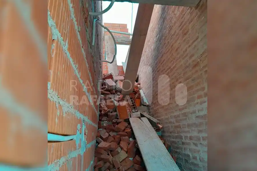 A un albañil se le quebró un tablón y se cayó del andamio: tuvo que ser hospitalizado