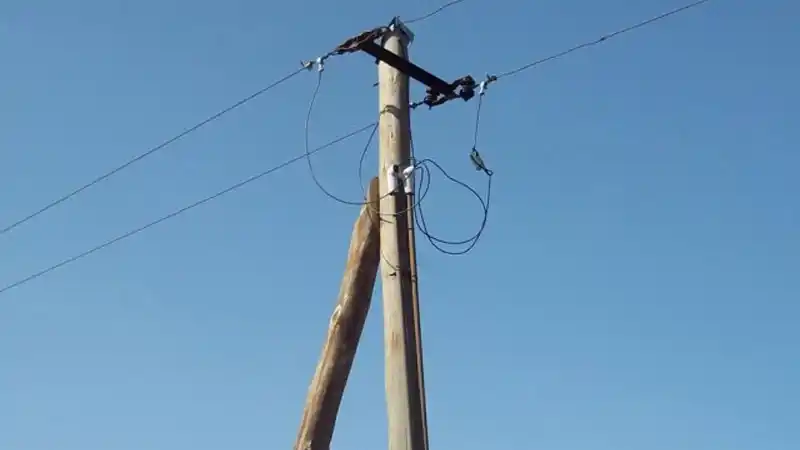Murió electrocutado al intentar bajar una colmena de un poste