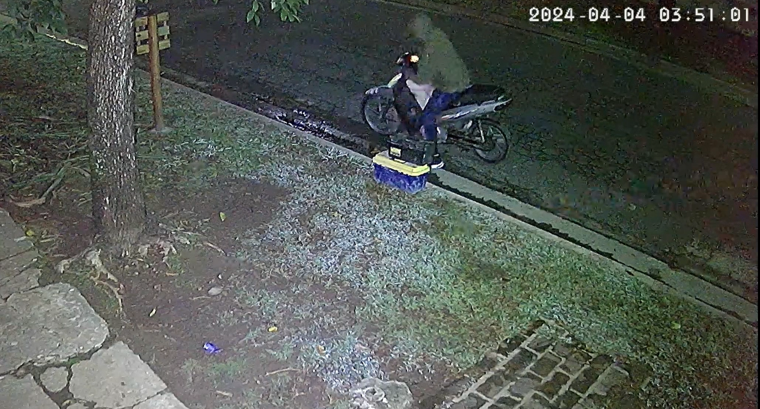 Toda la secuencia quedó registrada por las cámaras de videovigilancia de una vecina del barrio.