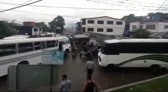 ¡PROTESTAS DE TRANSPORTISTAS! Cierran paso a la frontera con Colombia