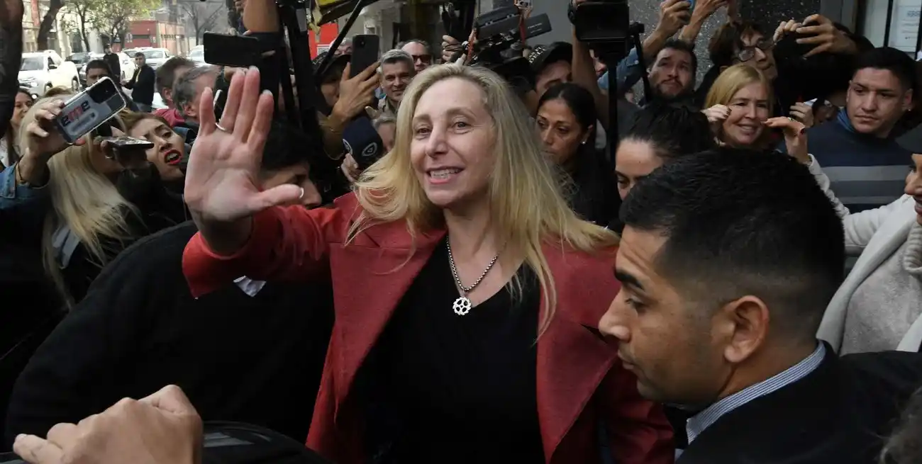 La secretaria general de la Presidencia, Karina Milei, saludando a los militantes de La Libertad Avanza en Santa Fe. Foto: Guillermo Di Salvatore