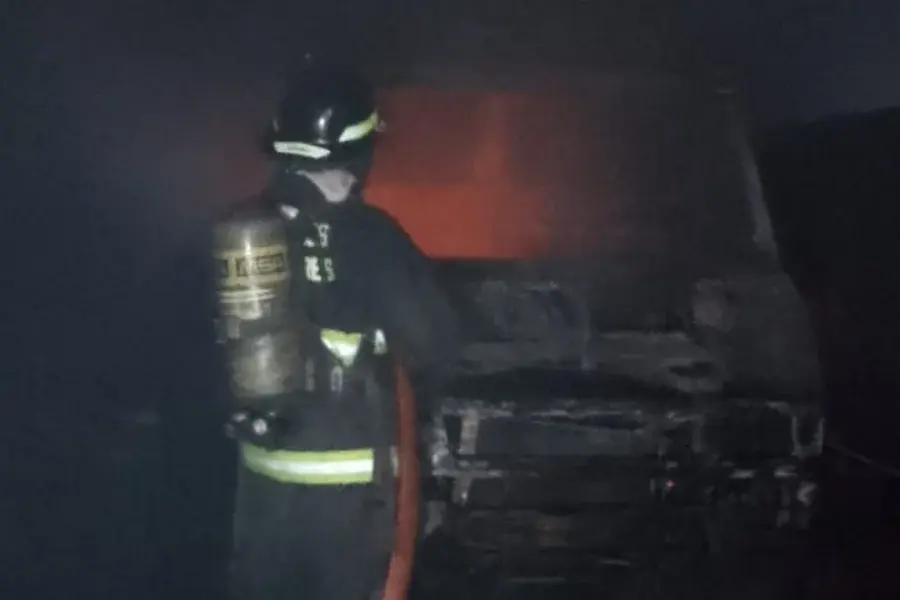 Tensión en zona norte por el incendio de un utilitario dentro de un galpón