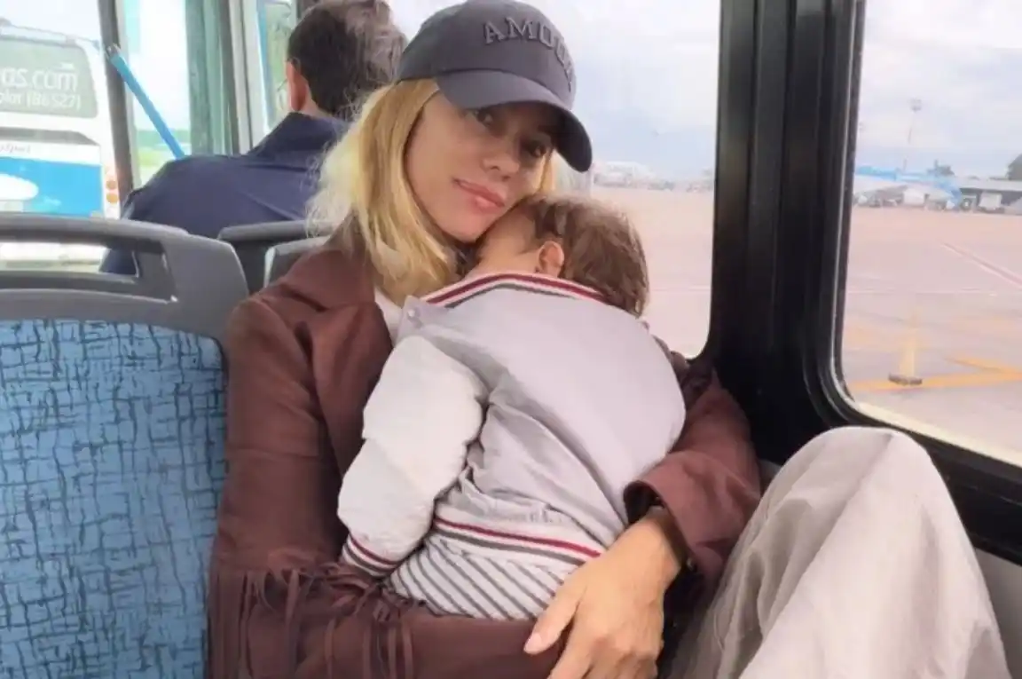 Nicole Neumann y su hijo en un colectivo