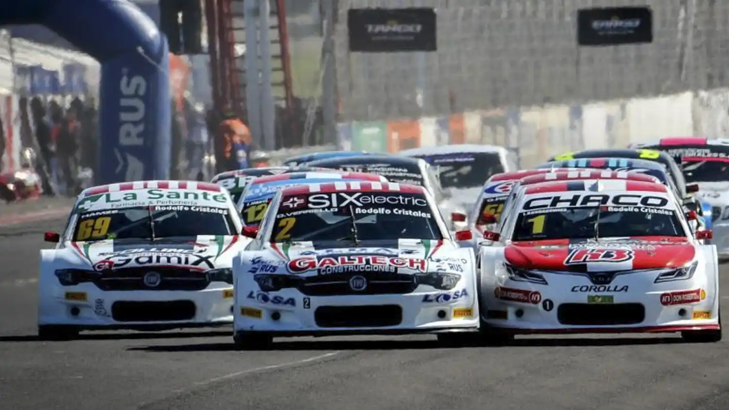 El marplatense Diego Verriello peleando en la largada con Lucas Bohdanowicz.