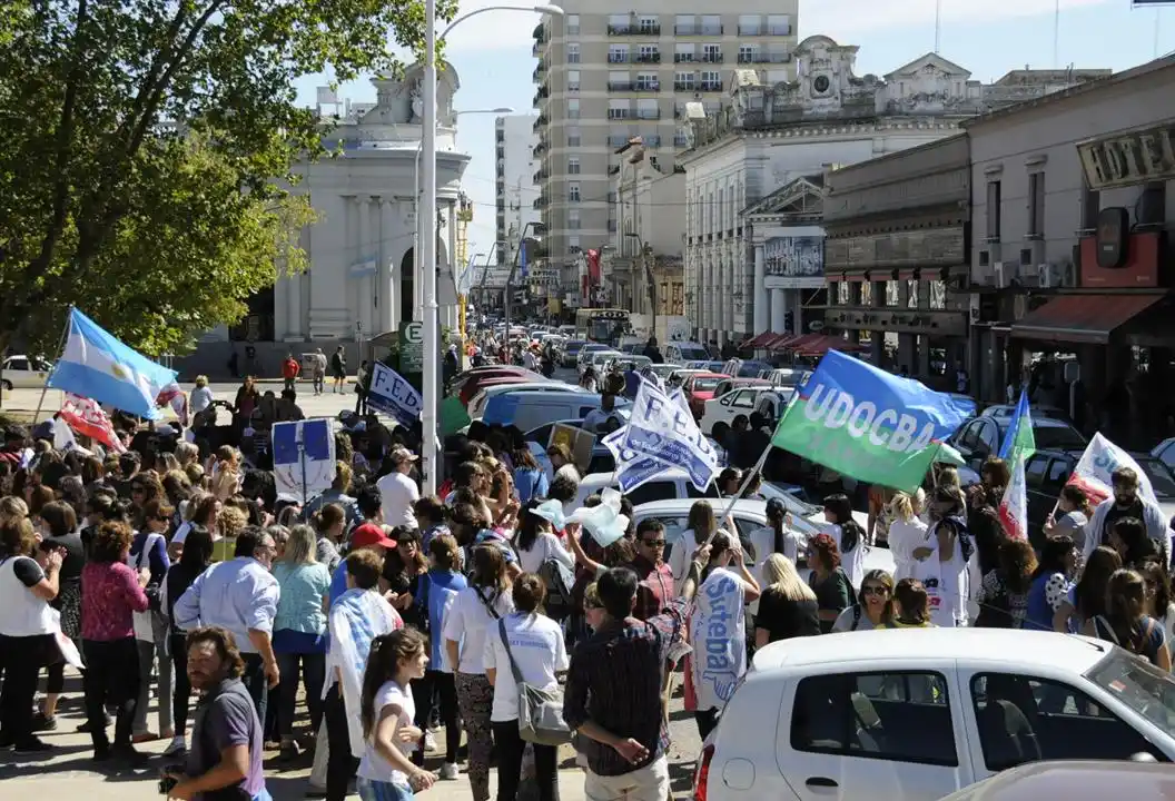 Alrededor de doscientos  docentes encabezaron una caravana por la ciudad 