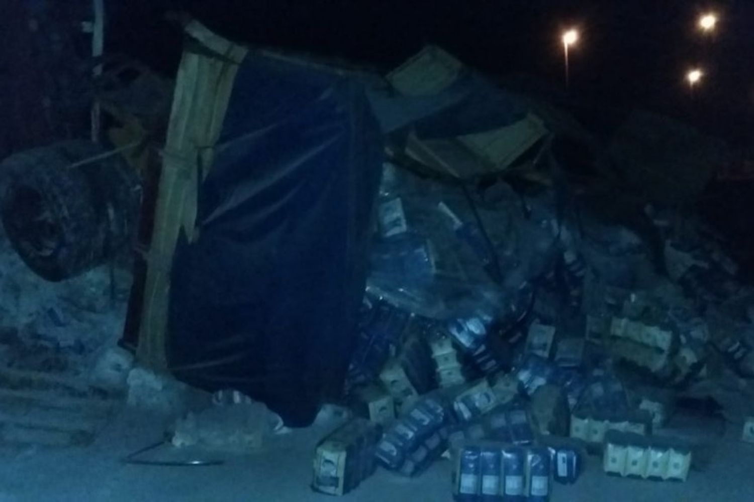 Accidente entre camiones: Uno despistó y el otro terminó volcando