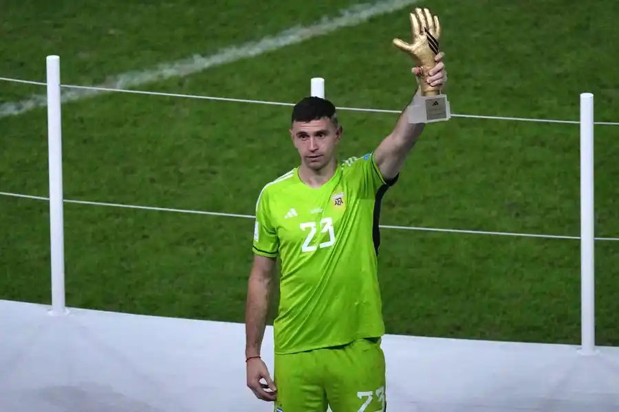 El alocado gesto del "Dibu" cuando recibió el premio al mejor arquero del Mundial y sorprendió a todos