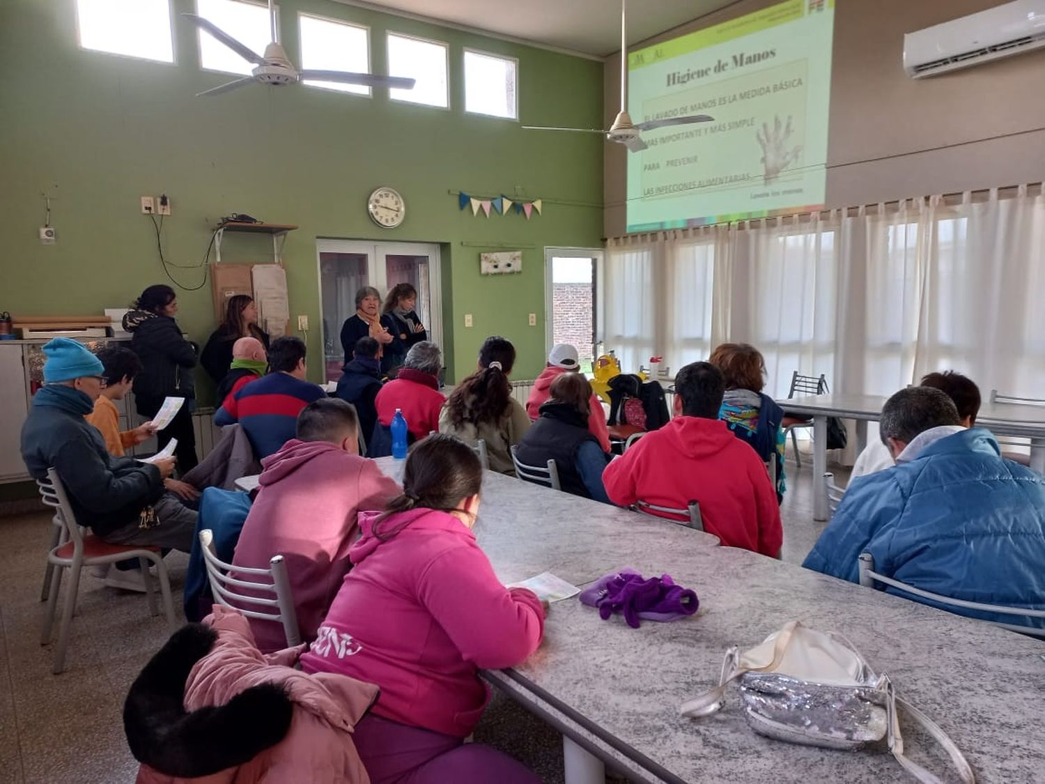 El curso es dictado por Marta Gasparini. Foto: Municipalidad de Villa Cañás.