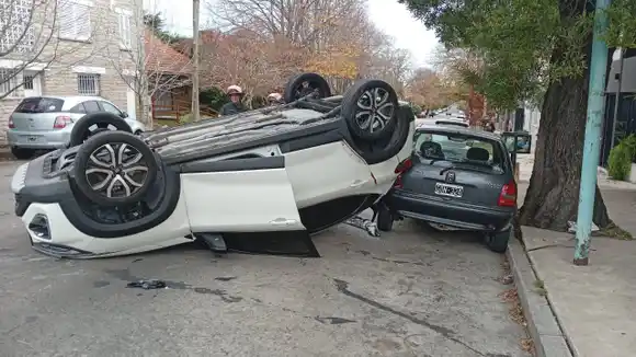 Choque y vuelco en Lomas de Stella Maris: una mujer fue trasladada al hospital
