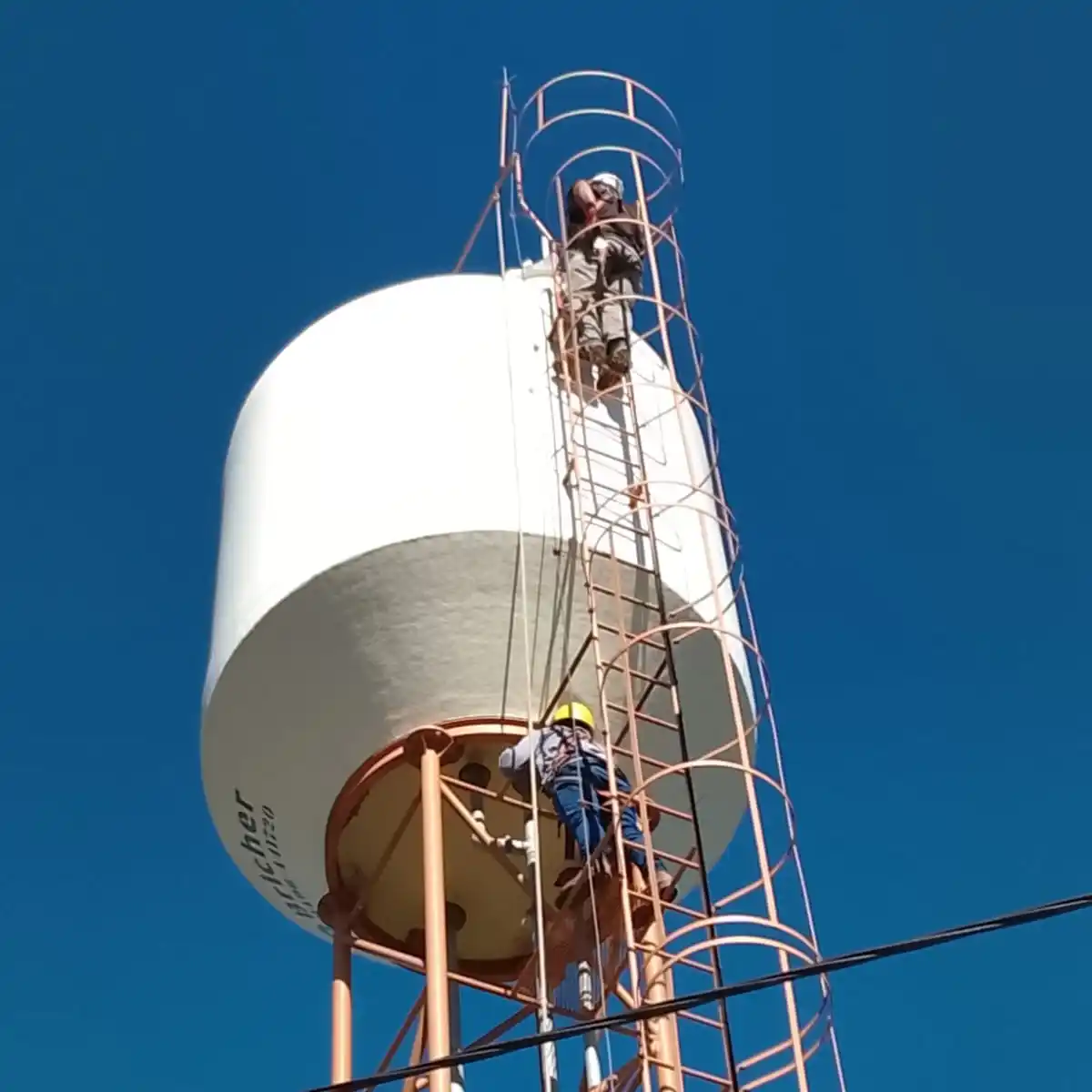 Personal de Obras Sanitarias limpió el tanque de Aldea Asunción