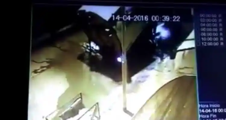[VIDEO] Cámaras registraron camión barrendero que desagotó en el centro
