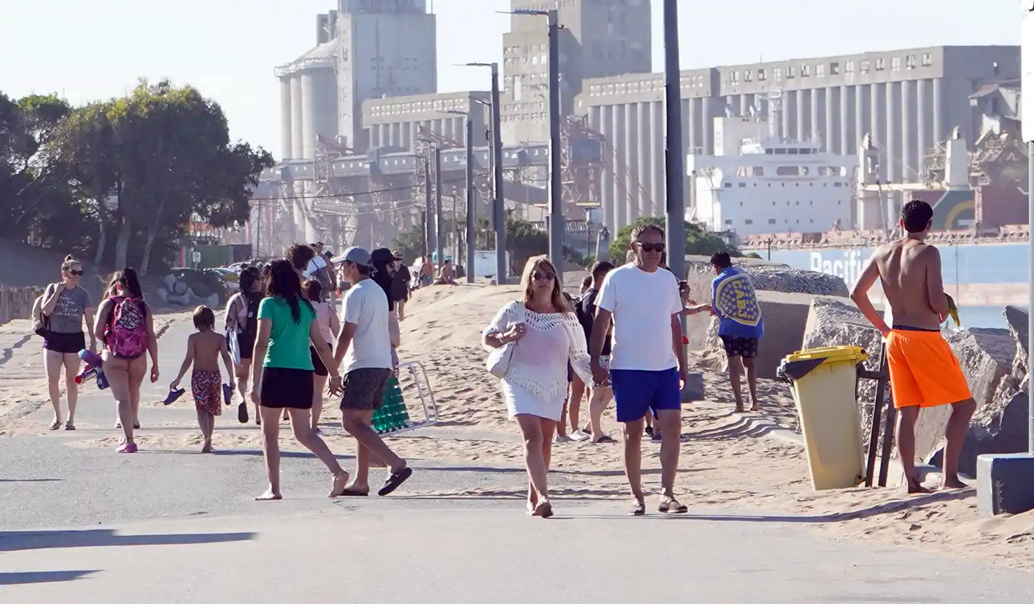 Visitantes. La escollera fue uno de los puntos elegidos por los turistas