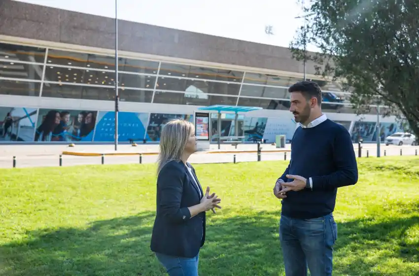 Estévez: “El aeropuerto de Rosario pasó de ser uno de los principales de la región a estar casi abandonado”