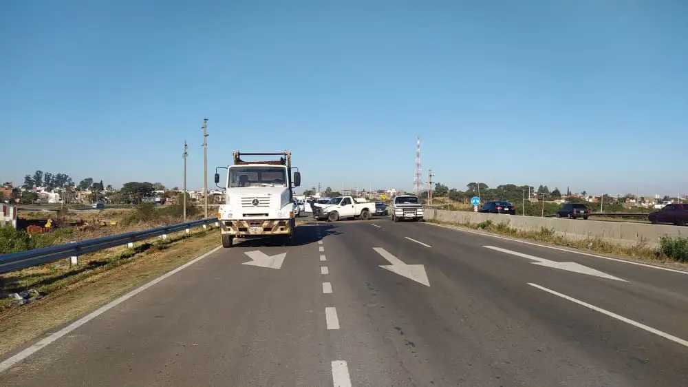 Una camioneta chocó contra un camión en acceso norte de Paraná