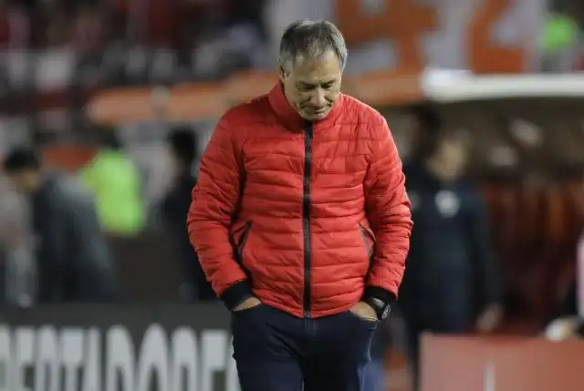 El ocaso irremediable de Ariel Holan
