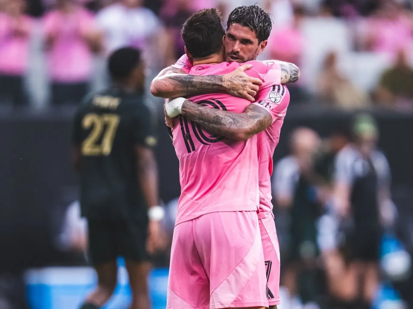 Messi y el abrazo con De Paul tras el triunfo 2 a 0 de Las Garzas ante Portland. Foto: Inter Miami FC