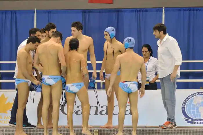 El equipo argentino antes de ingresar a la pileta. (Foto: Waterpolo Canadá)