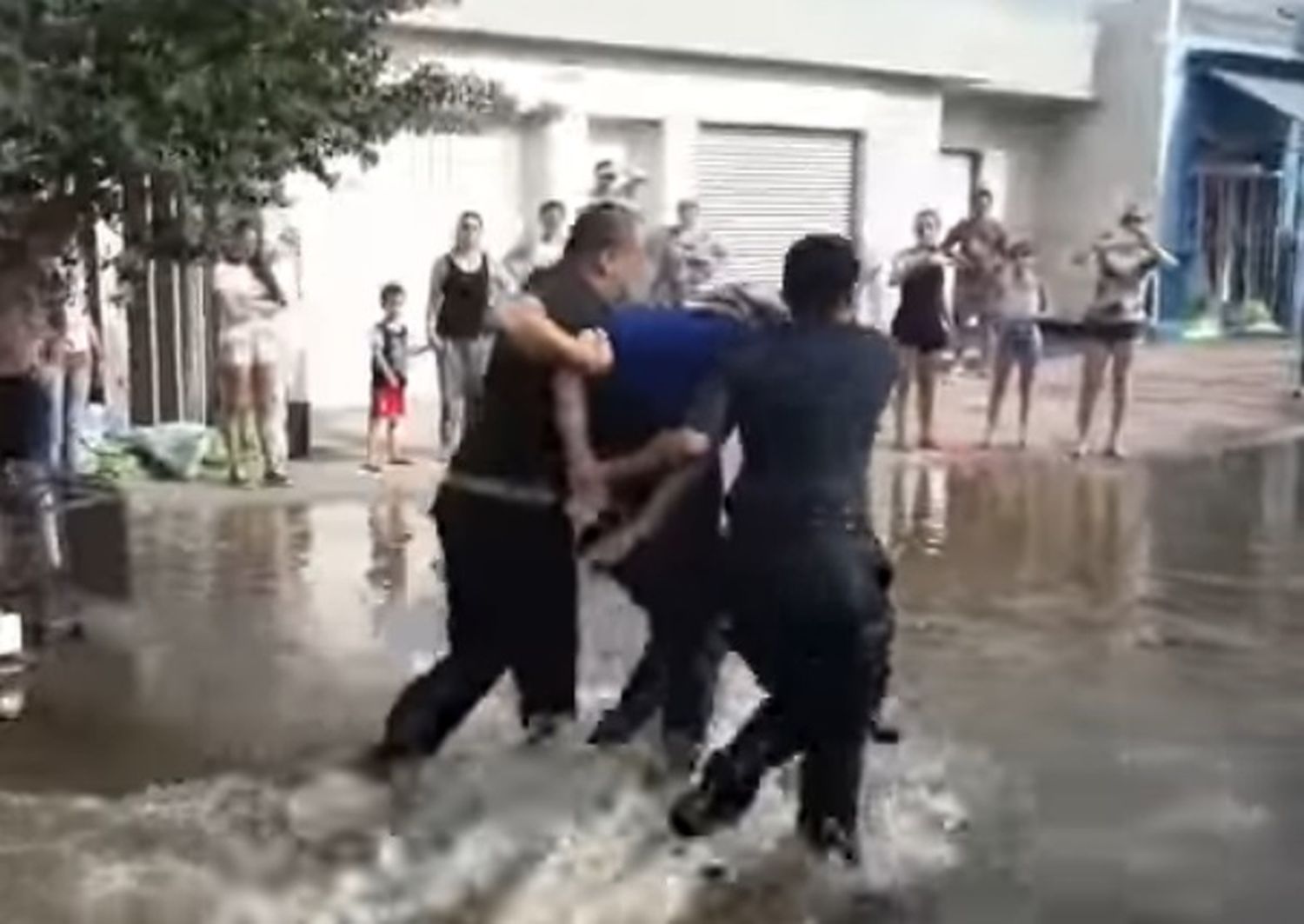 Video: Intentos de saqueo en medio de la inundación en Pergamino