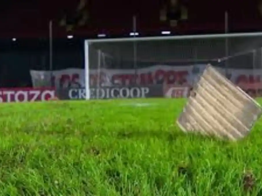baldosas lanzadas en el partido de Colon