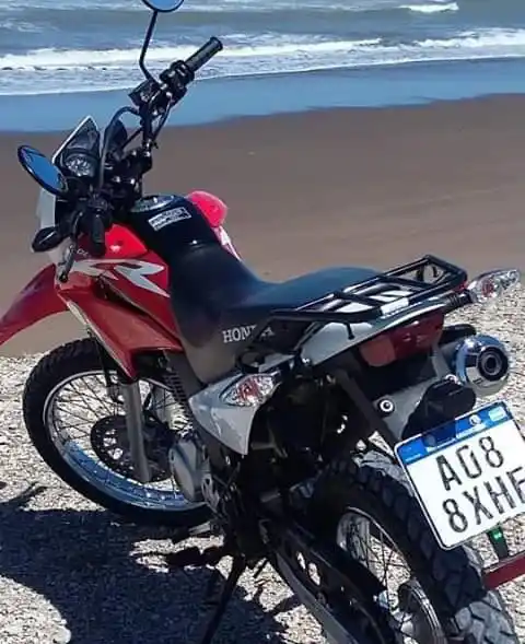 Descendió de su moto para  abrir un portón y se la robaron