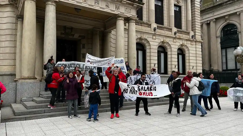 Personal de salud se manifiesta frente al Hospital.