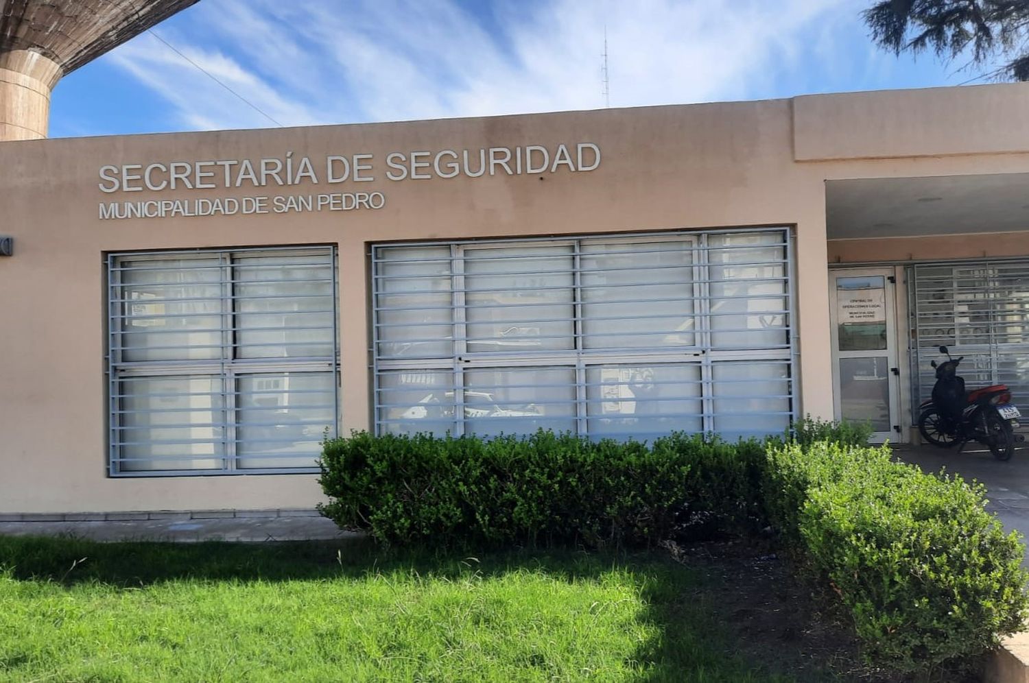 Analizan cámaras en busca del conductor de un auto que chocó a una joven y se dio a la fuga