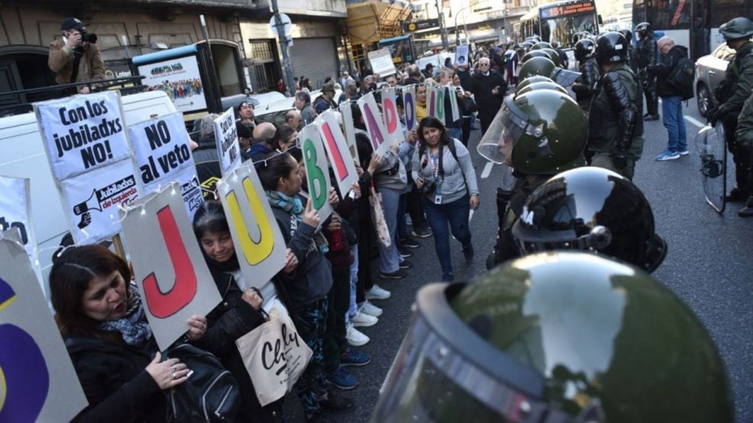 Con nuestros queridos viejos ¡NO! Les debemos la vida