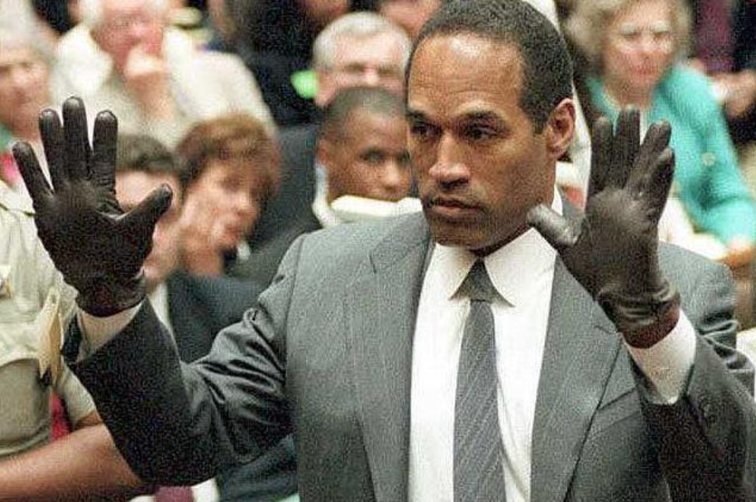 O.J. Simpson mostrando las manos con los guantes puestos durante su juicio por doble asesinato (1995).