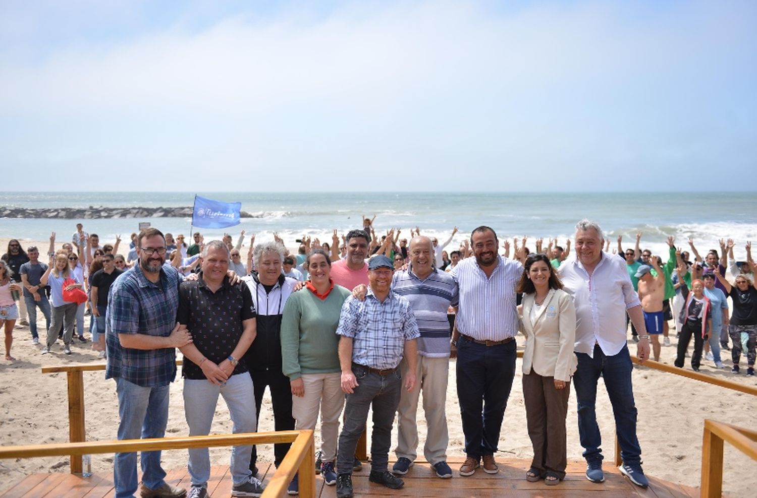 Paredi lanzó la temporada con la inauguración de una Oficina de Turismo en la playa pública