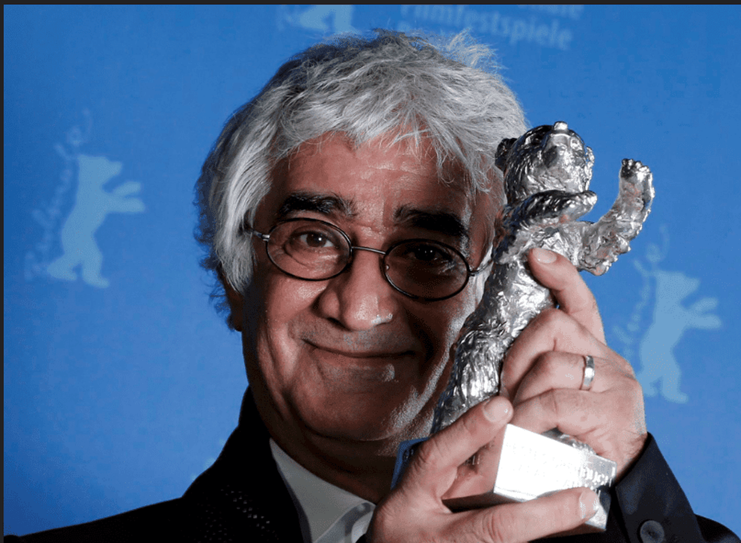 Kambuzia Partovi con su premio en Venecia. Foto AFP