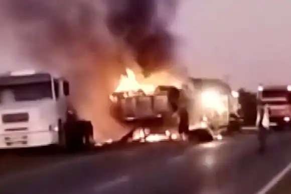 Impactante incendio de un camión en la ruta 34: “Tuve un dios aparte”